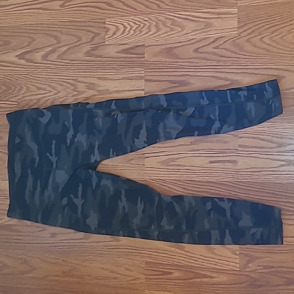 Athleta Women’s 25” Ultimate Camo 7/8 Tight – S | Style 531773 | Gently Used